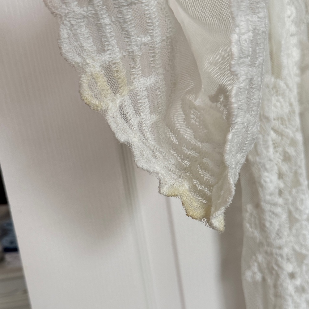 Elegant White Lace Kimono - Picture 3 of 3